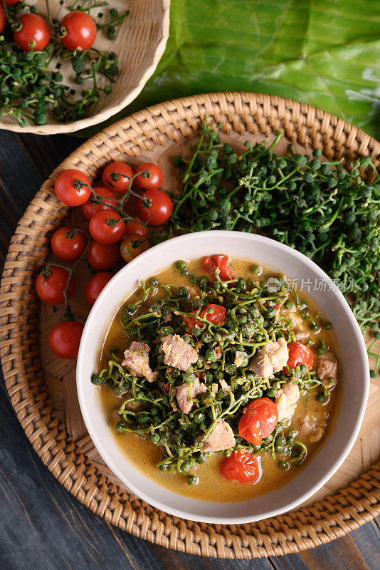 泰国北部食物(Kaeng Sa Lae)，辣汤，猪肉和番茄